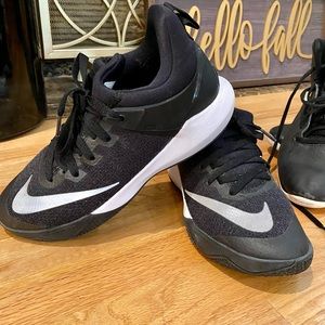 Nike Basketball shoes , very good condition Size 7 womens